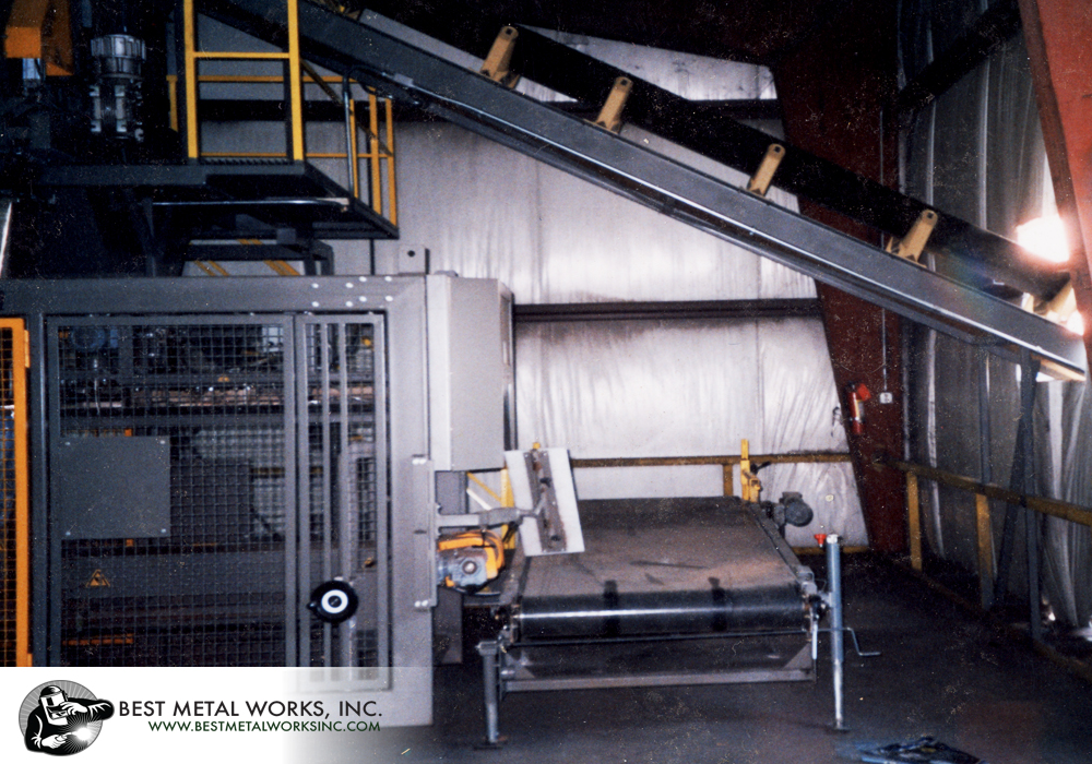 Raw material comes into the inclined conveyor. This section is where bags are filled, and sealed.